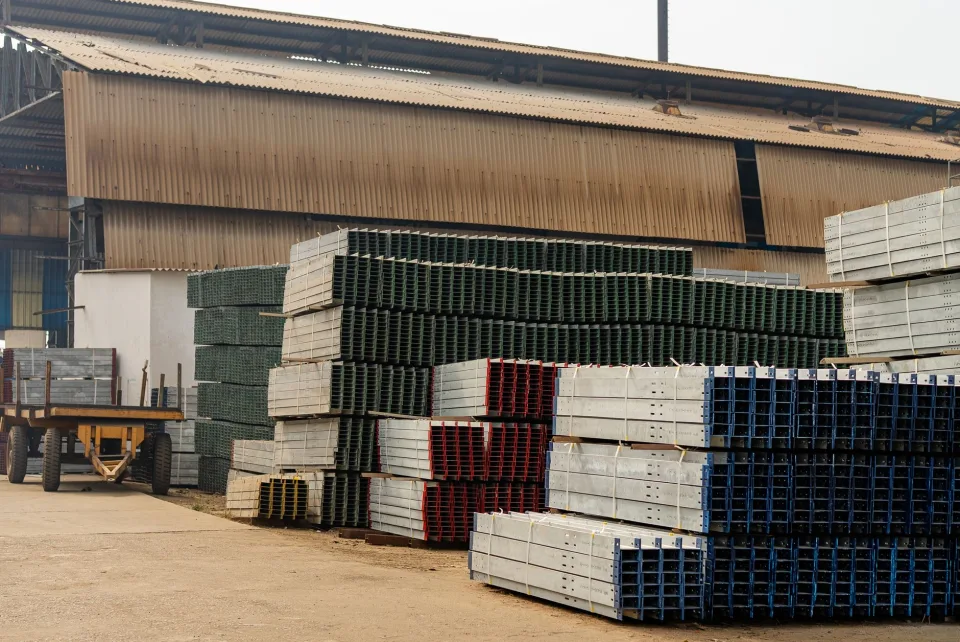 Xe tải chở vật tư